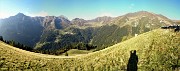 29 Salito su tracce il ripido pratone per il Monte Arete con vista in Pegherolo, Cavallo e Cima Lemma